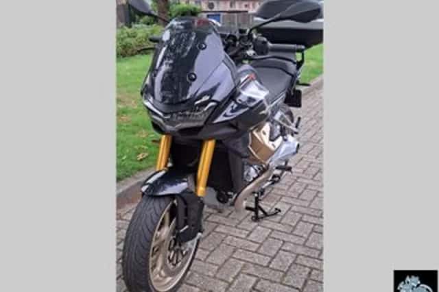 Moto Guzzi V100 Mandello S (2024) thumbnail 2