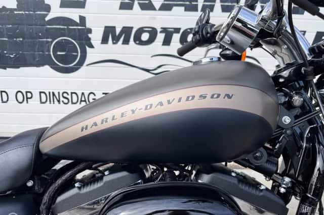 Harley-Davidson Sportster 1200 Custom (2018) thumbnail 3