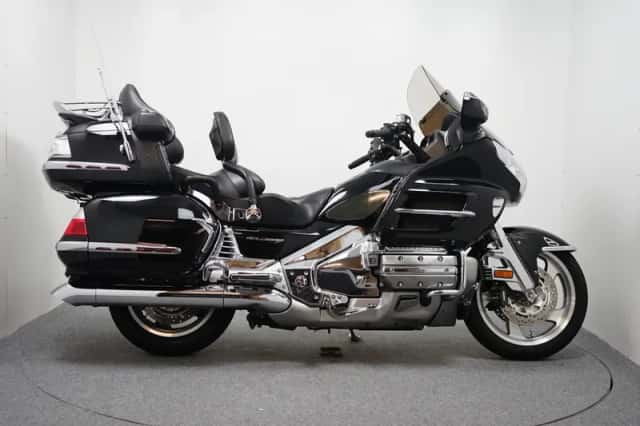 Moto Guzzi V85 TT (2023) thumbnail 3