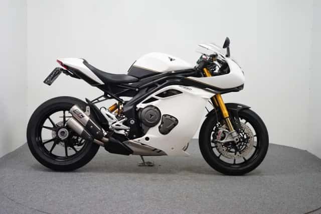 Yamaha YZF-R1 (2010) thumbnail 5
