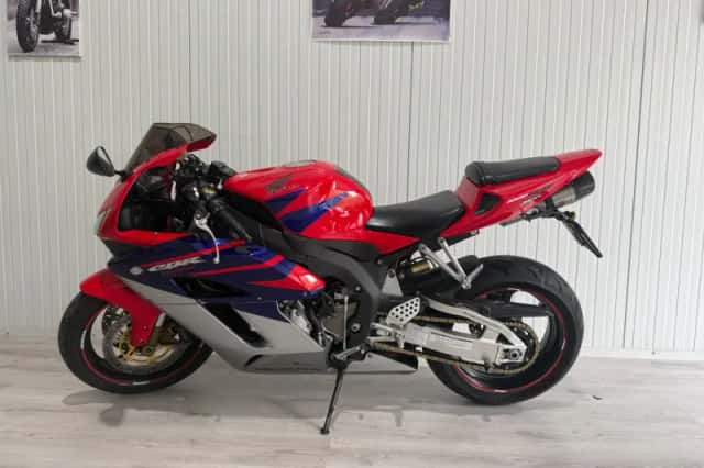 Honda CBR1000RR (2004) thumbnail 1