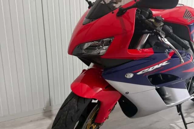 Honda CBR1000RR (2004) thumbnail 2