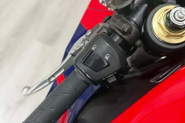 Honda CBR1000RR (2004) thumbnail 4