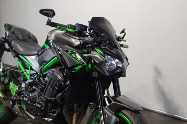 Kawasaki Z900 (2024) thumbnail 4