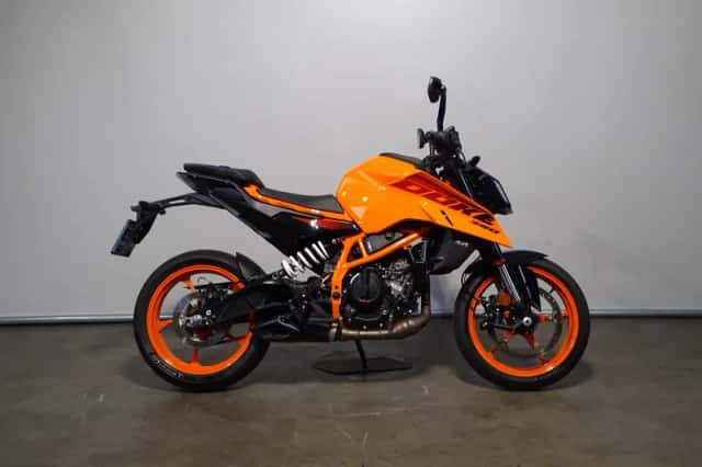 KTM 390 Duke (2025) thumbnail 1