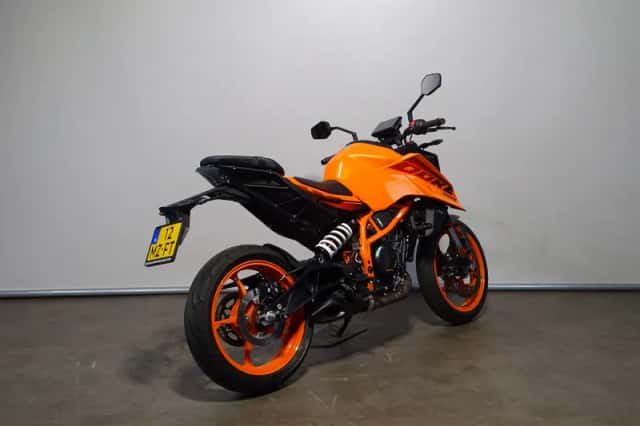 KTM 390 Duke (2025) thumbnail 3