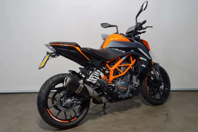 KTM 390 Duke (2023) thumbnail 3