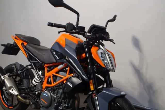 KTM 390 Duke (2023) thumbnail 4