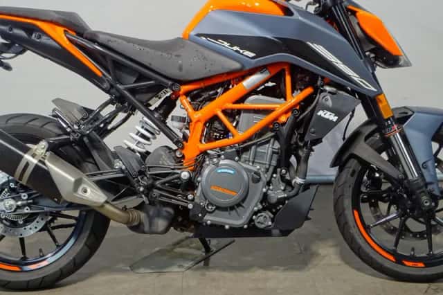 KTM 390 Duke (2023) thumbnail 6