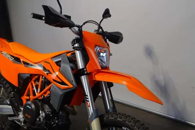 KTM 690 Enduro R (2024) thumbnail 4