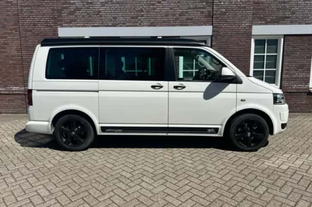 Volkswagen Multivan (2011) thumbnail 2