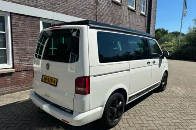 Volkswagen Multivan (2011) thumbnail 3