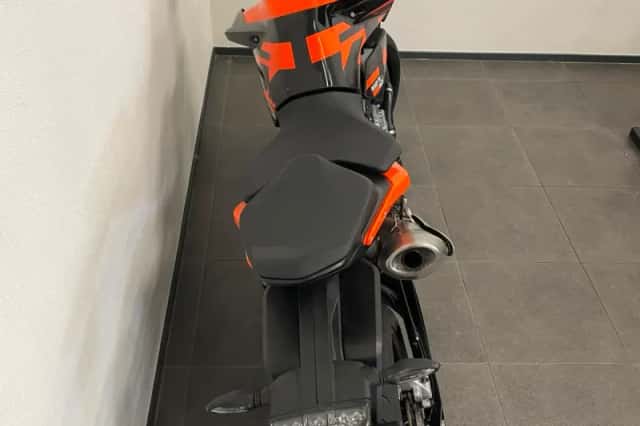 KTM 890 Duke GP (2023) thumbnail 4