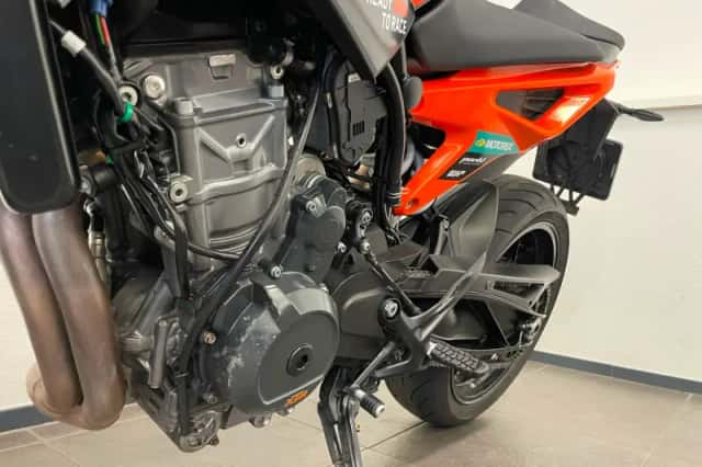 KTM 890 Duke GP (2023) thumbnail 6