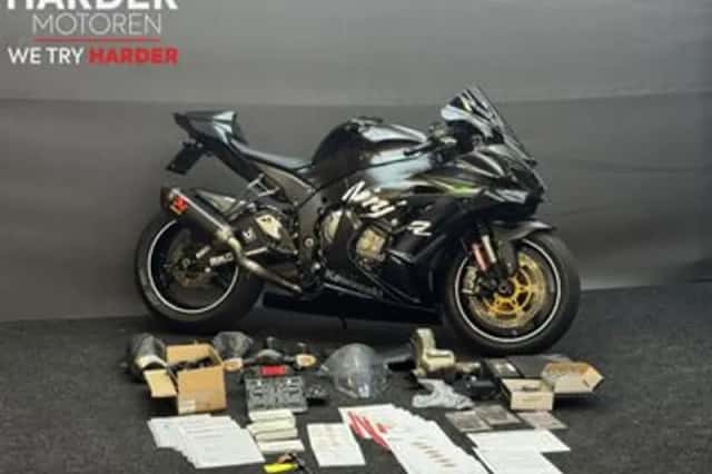 Kawasaki ZX-10R (2016) thumbnail 1