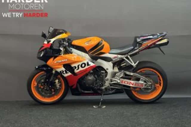 Honda CBR 1000 RR Fireblade (2007) thumbnail 3