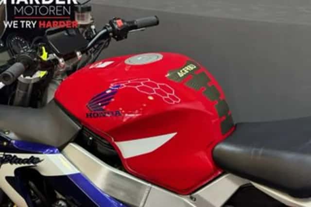 Honda CBR 900 RR Fireblade (2000) thumbnail 6
