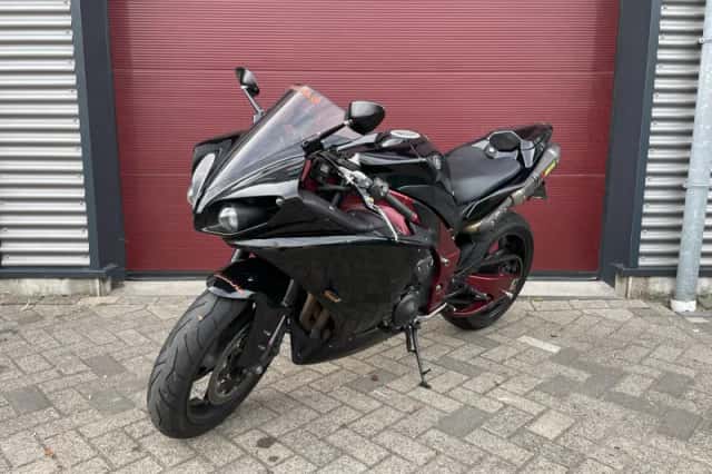 Yamaha YZF-R1 (0) thumbnail 2