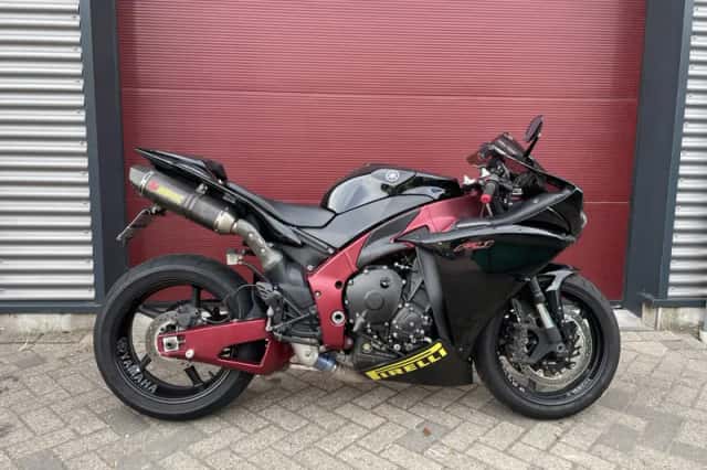 Yamaha YZF-R1 (0) thumbnail 3