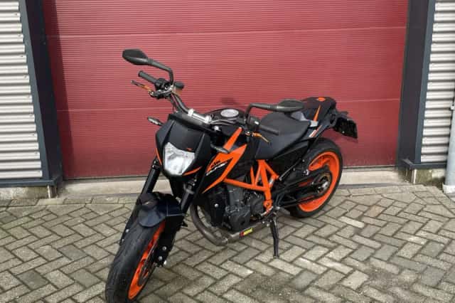 KTM 690 Duke (2017) thumbnail 2
