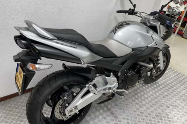 Suzuki GSR600 (2008) thumbnail 3