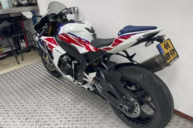 Honda CBR 1000RR SP (2024) thumbnail 3