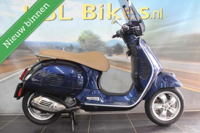 Vespa GTS 300 (2022) thumbnail 1