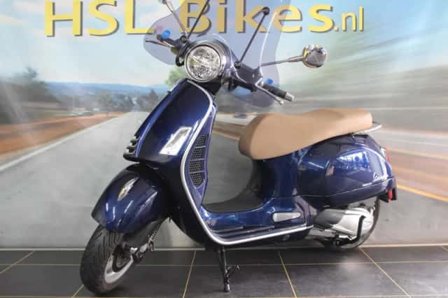 Vespa GTS 300 (2022) thumbnail 2