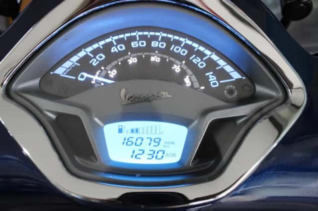 Vespa GTS 300 (2022) thumbnail 3
