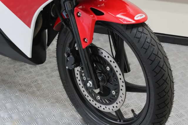 Honda CBR125R (2017) thumbnail 2