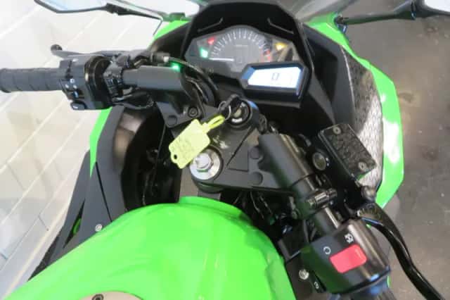 Kawasaki Ninja 300 (2016) thumbnail 5