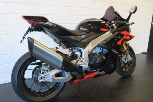 Aprilia RSV4 Factory (2021) thumbnail 3