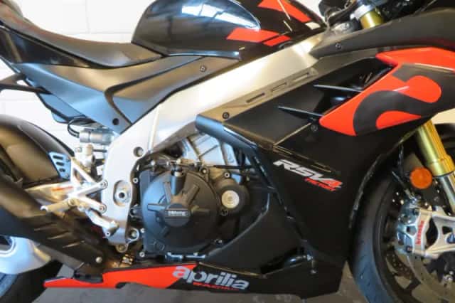 Aprilia RSV4 Factory (2021) thumbnail 5