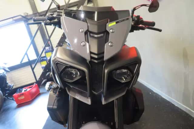 Yamaha MT-10 (2016) thumbnail 4
