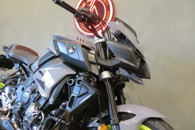 Yamaha MT-10 (2016) thumbnail 5