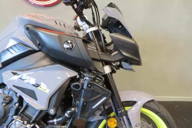 Yamaha MT-10 (2016) thumbnail 6