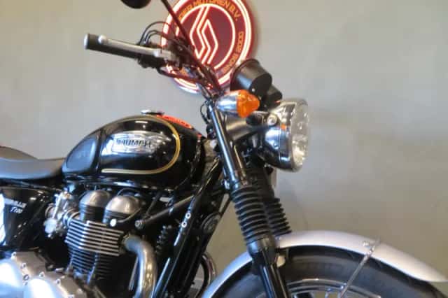 Triumph Bonneville T100 (2017) thumbnail 5