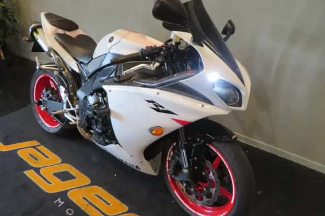 Yamaha YZF-R1 (2010) thumbnail 2