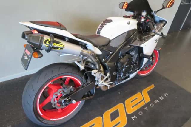 Yamaha YZF-R1 (2010) thumbnail 3