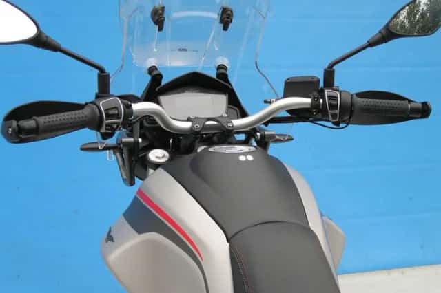 Moto Guzzi V85 TT (2023) thumbnail 3