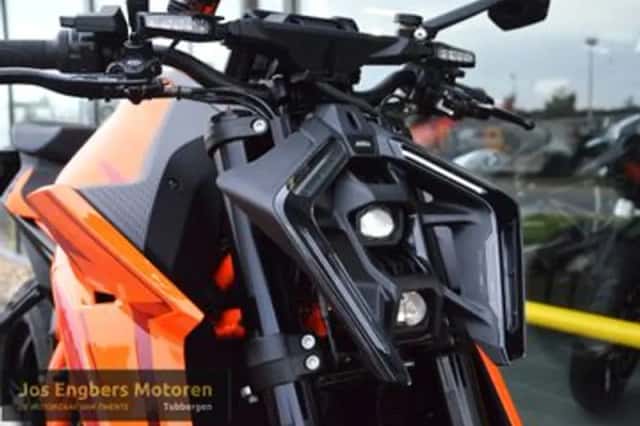 KTM 1390 Super Duke R (2024) thumbnail 3