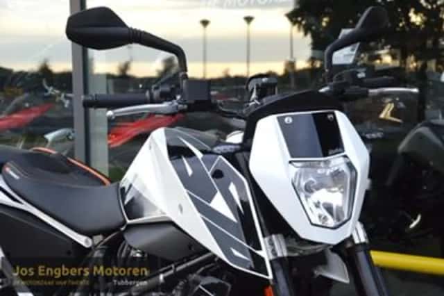 KTM 690 Duke (2016) thumbnail 2
