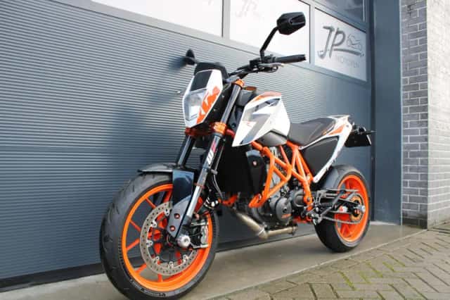 KTM 690 Duke R (2015) thumbnail 1