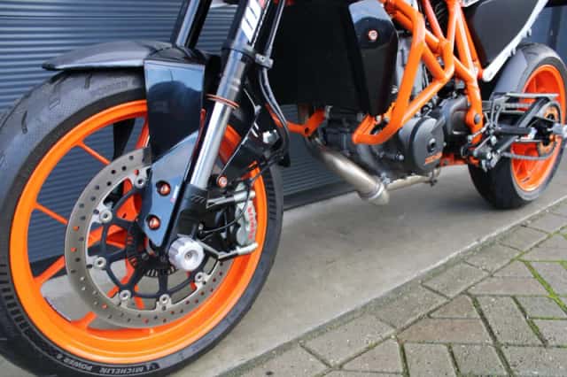 KTM 690 Duke R (2015) thumbnail 2