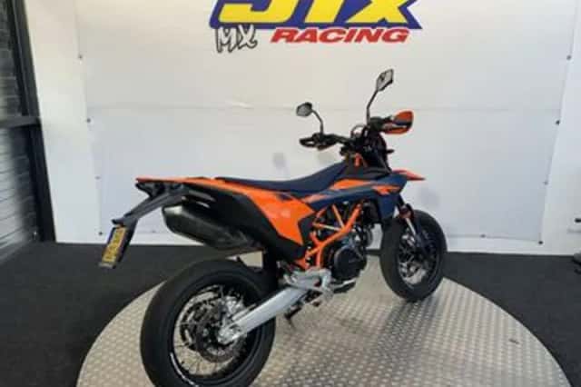 KTM 690 SMC R (2026) thumbnail 2