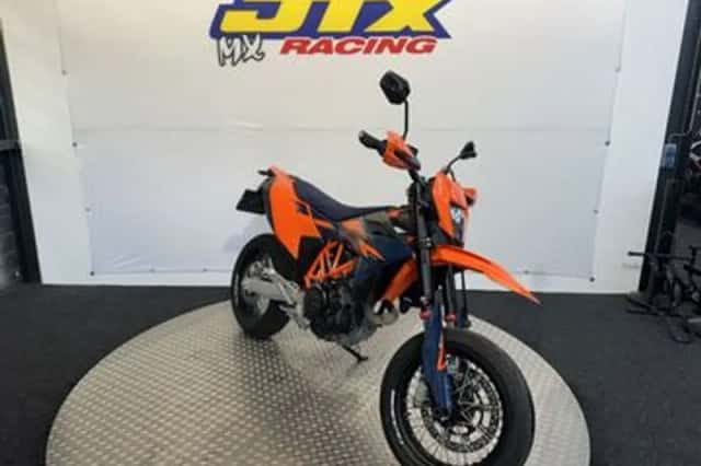 KTM 690 SMC R (2026) thumbnail 3
