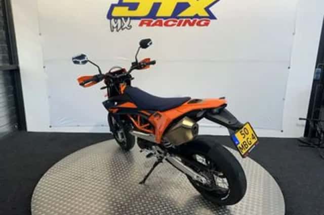 KTM 690 SMC R (2026) thumbnail 4