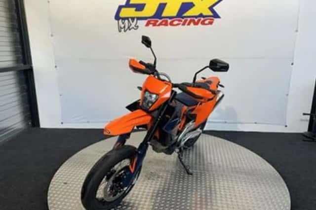 KTM 690 SMC R (2026) thumbnail 5