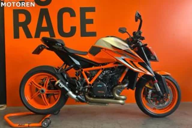 KTM 1290 SuperDuke R (2023) thumbnail 1