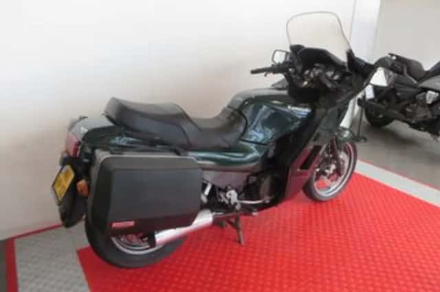 Kawasaki GTR 1000 (1998) thumbnail 3